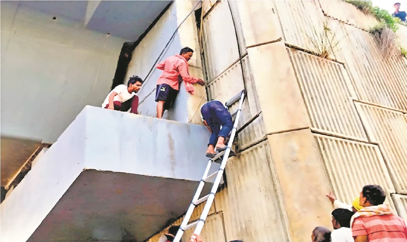 बिहार में सोन पुल के पिलर और दीवार के बीच फंसा किशोर, दो दिन से था लापता, रेस्क्यू ऑपरेशन जारी