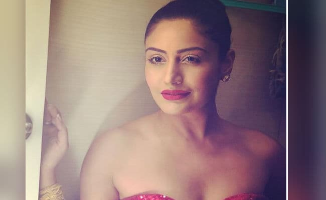 सुरभि चंदना रेड ड्रेस में दिखी बेहद हॉट, 'नागिन' एक्ट्रेस का बोल्ड फोटोशूट सोशल मीडिया पर वायरल