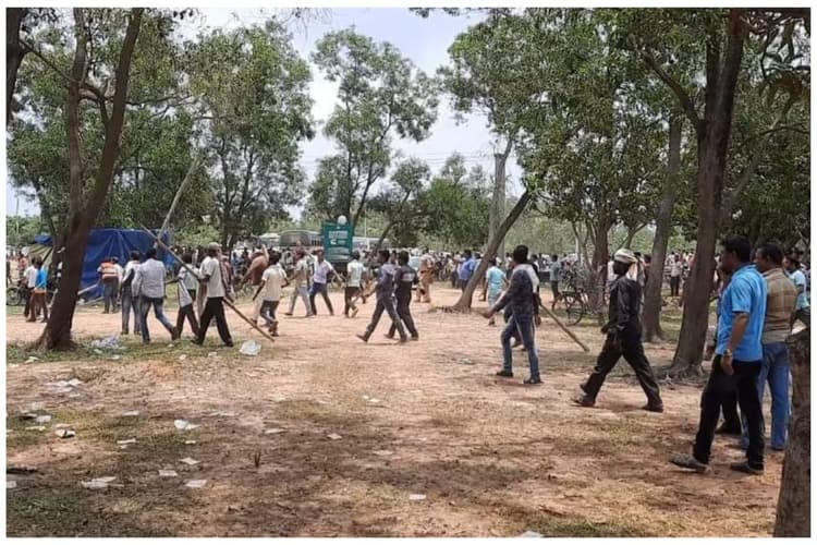 कांकसा मतगणना केंद्र के बाहर तृणमूल सीपीएम कार्यकर्ताओं के बीच संघर्ष,बमबाजी, रणक्षेत्र में तब्दील हुआ क्षेत्र