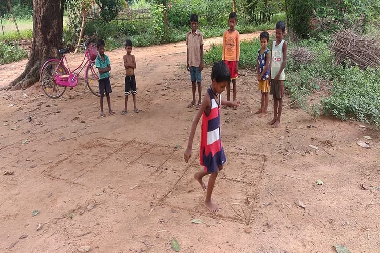 Jharkhand News : हाथियों का खौफ ऐसा कि झारखंड के एक गांव के बच्चे 6 महीने से नहीं जा पा रहे सरकारी स्कूल