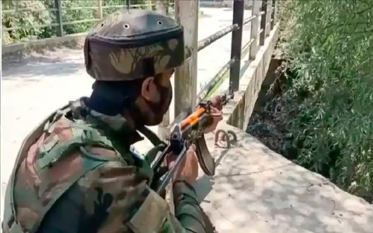 J&K: जम्मू-कश्मीर के शोपियां में मुठभेड़, सुरक्षाबलों ने लश्कर-ए-तैयबा के 3 आतंकवादियों को मार गिराया