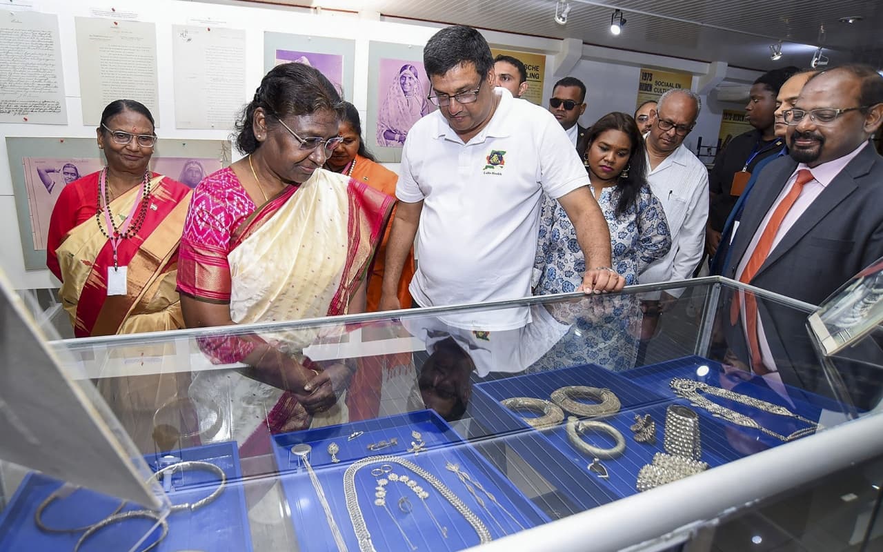 सूरीनाम में राष्ट्रपति द्रौपदी मुर्मू, कहा - 'प्रवासी भारतीय निभा रहे विकास में महत्वपूर्ण भूमिका'