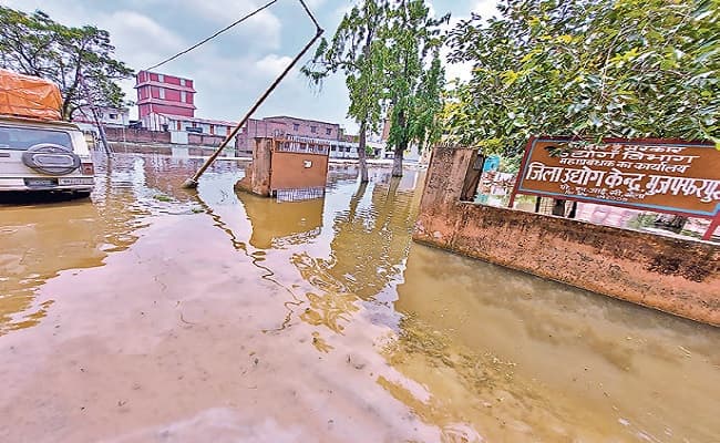 यास तूफान ने खोली मुजफ्फरपुर में व्यवस्था की पोल, घर छोड़कर पलायन करने लगे परिवार, तसवीरों में देखें सड़कों की बिगड़ी सेहत