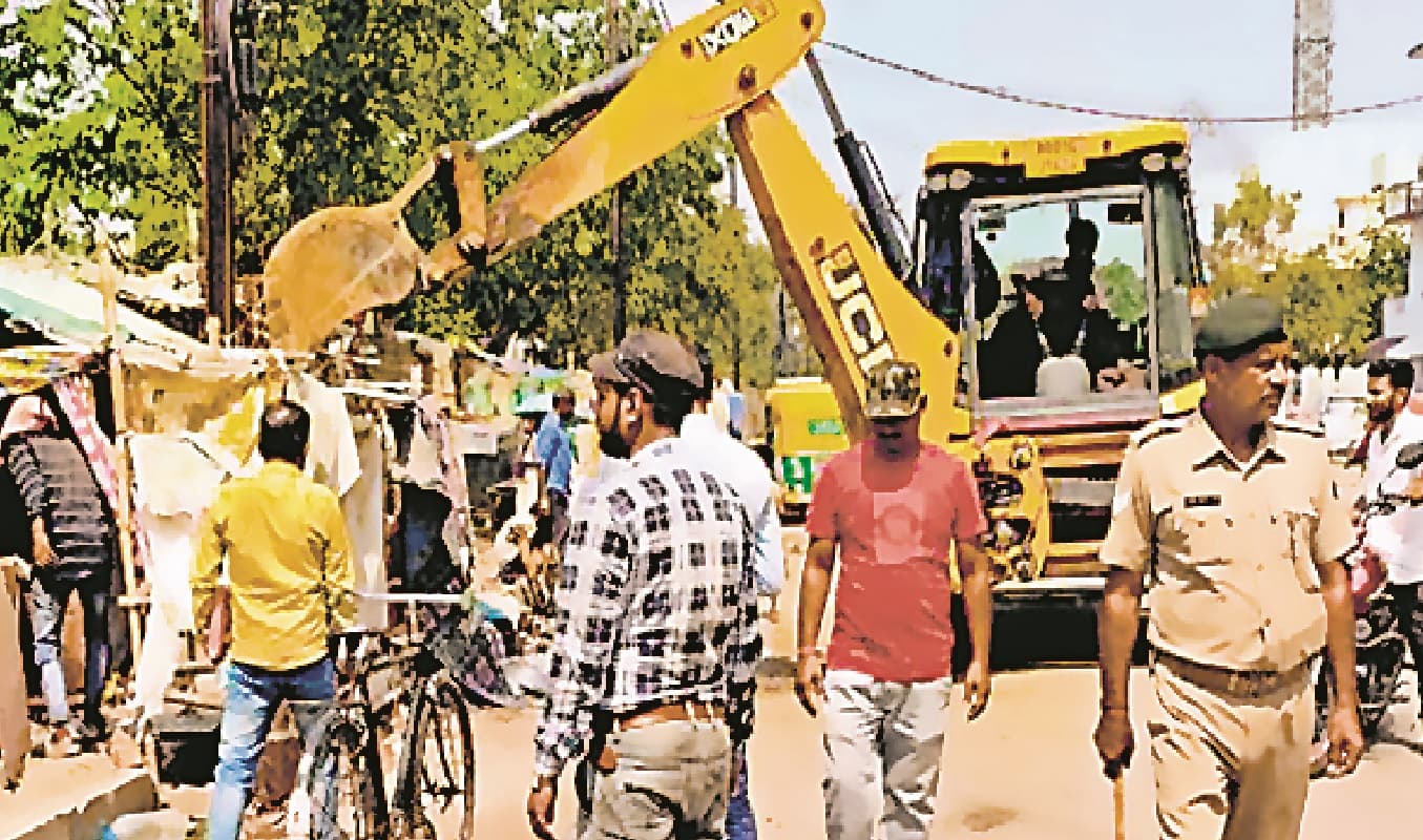 पटना में चला बुलडोजर, शेखपुरा से बकरी मार्केट तक हटा अतिक्रमण, पाटलिपुत्र खेल परिसर के पास तोड़ी झोपड़ियां पटना में चला बुलडोजर, शेखपुरा से बकरी मार्केट तक हटा अतिक्रमण, पाटलिपुत्र खेल परिसर के पास तोड़ी झोपड़ियां
