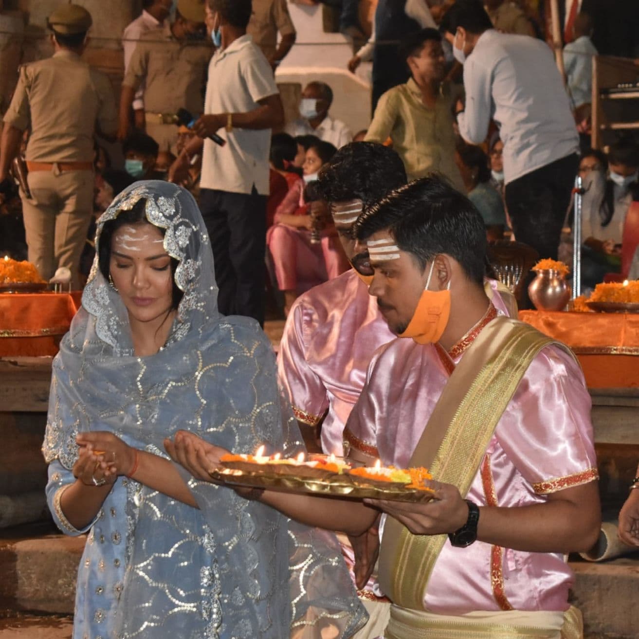 Varanasi News: दशाश्वमेध घाट पर गंगा आरती में बॉलीवुड एक्ट्रेस ईशा गुप्ता, बोलीं- काशी में असली हिंदुस्तान