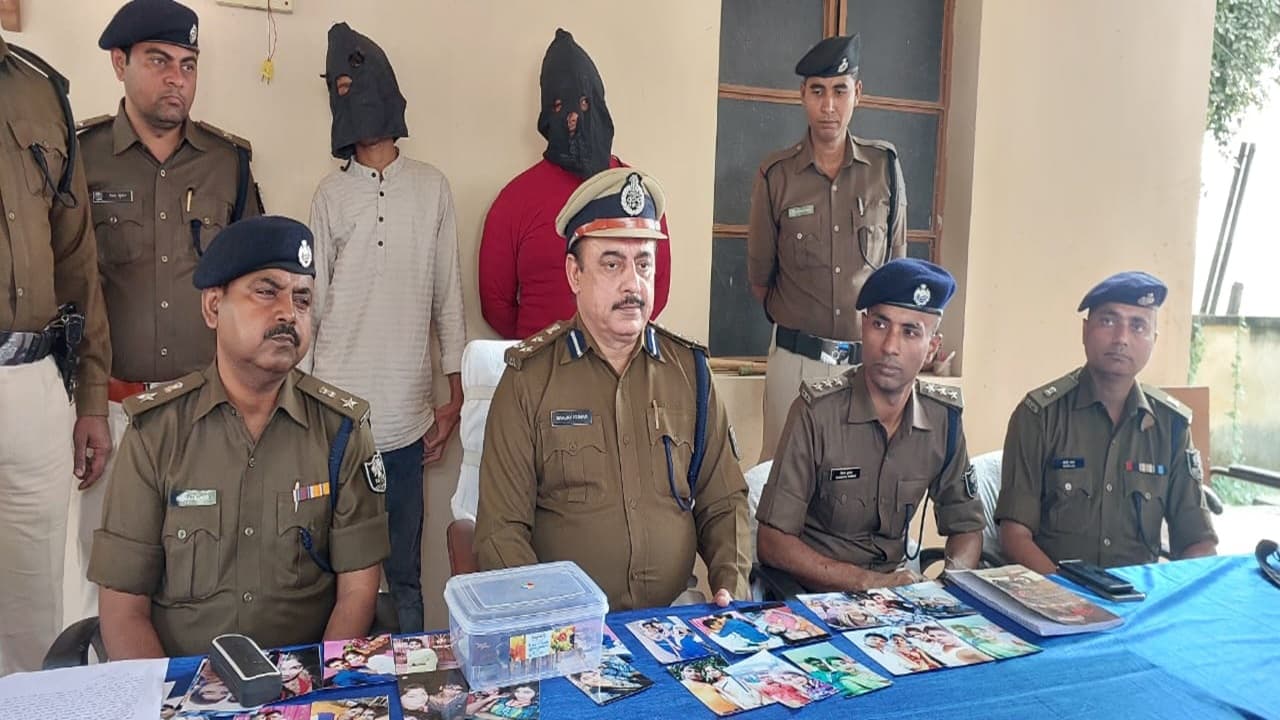Gorakhpur Crime News: कोतवाली क्षेत्र में सिद्धार्थनगर के व्यवसायी से पुलिस बनकर 80 हजार रुपये की टप्पेबाजी Gorakhpur Crime News: कोतवाली क्षेत्र में सिद्धार्थनगर के व्यवसायी से पुलिस बनकर 80 हजार रुपये की टप्पेबाजी