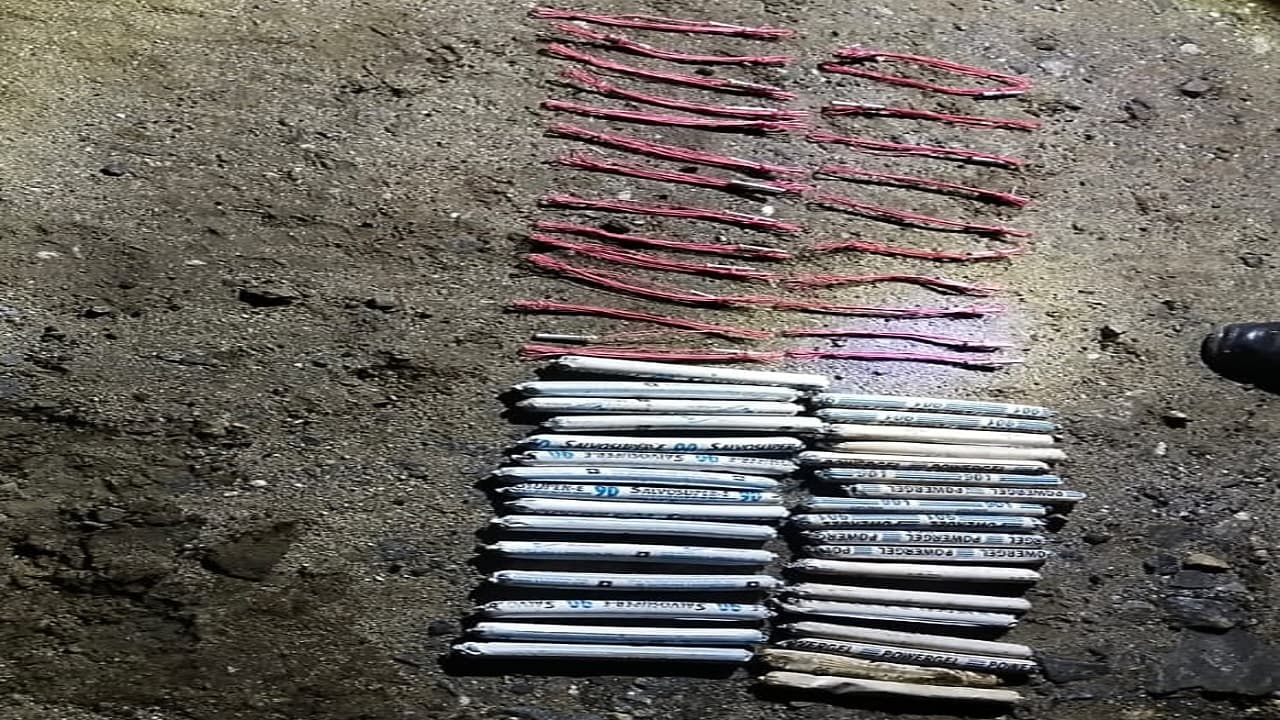 भाकपा माओवादी प्रतिरोध दिवस: 27 जनवरी को झारखंड बंद से पहले नक्सलियों की साजिश नाकाम, विस्फोटक बरामद भाकपा माओवादी प्रतिरोध दिवस: 27 जनवरी को झारखंड बंद से पहले नक्सलियों की साजिश नाकाम, विस्फोटक बरामद