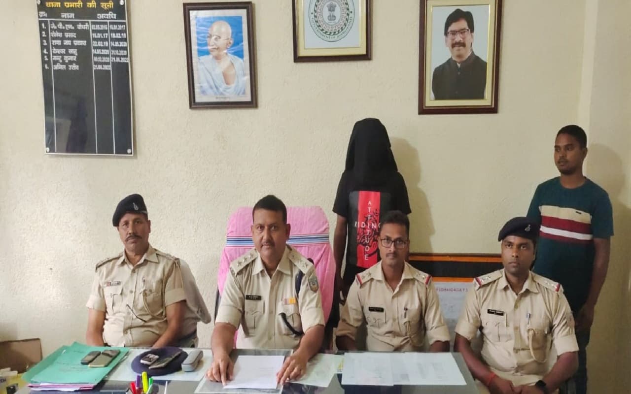 Jharkhand Crime News: लोहरदगा में पिस्टल दिखाकर जेवर दुकान के मालिक से मांगी रंगदारी, पुलिस ने भेजा जेल