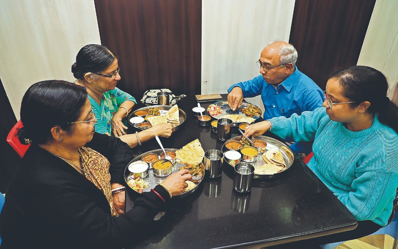 PHOTOS: जमशेदपुर में बनी विभिन्न समाज की कैंटीन में मिलता है घर जैसा खाना, उठायें लुत्फ