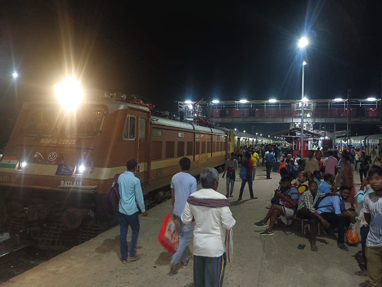 किऊल जंक्शन पर ओवरहेड लाइन फेल, ट्रेन परिचालन हुआ बाधित