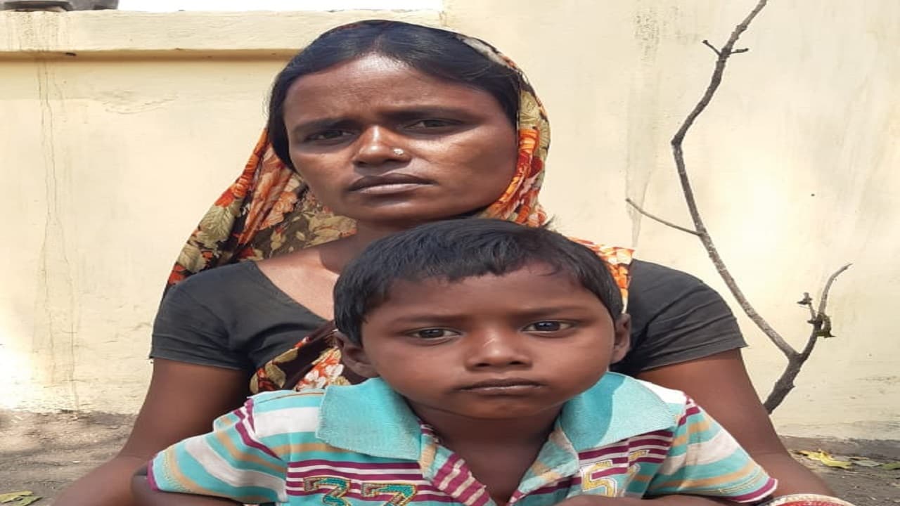 झारखंड में कलियुगी पिता ने अपने जिगर के टुकड़े को बालू में दफनाया, मां ने लाडले को ऐसे दिया नया जीवन झारखंड में कलियुगी पिता ने अपने जिगर के टुकड़े को बालू में दफनाया, मां ने लाडले को ऐसे दिया नया जीवन