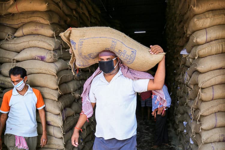 बिहार में बड़ी लापारवाही, मई में मुफ्त में मिलना था सबको अनाज, समस्तीपुर के 136 डीलरों ने 50 हजार से अधिक कार्डधारकों को नहीं दिया राशन