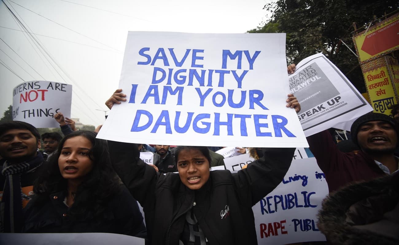 पटना में छात्रा से छेड़खानी का विरोध: सड़क पर उतरे विद्यार्थी, आरोपित वकील का लाइसेंस रद्द करने की मांग