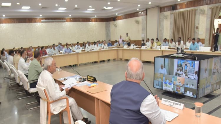 सीएम नीतीश कुमार की सभी जिलों के डीएम व एसपी के साथ बैठक, बाढ़ से सुरक्षा व कटाव को लेकर दिये निर्देश