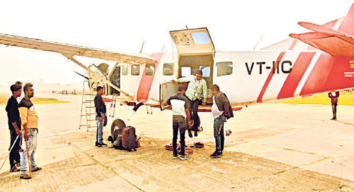 Bihar News: जब भैंसों ने विमान को लैंडिंग की नहीं दी परमिशन और 20 मिनट तक हवा में चक्कर लगाते रहे अधिकारी