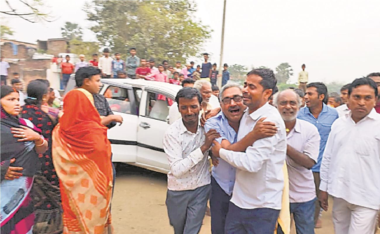 Patna Crime : शिक्षक ने ज्वेलर्स से लिया फोन नंबर, बहन के बारे में कुछ बताने के लिए बुलाया और गोद दिया चाकू Patna Crime : शिक्षक ने ज्वेलर्स से लिया फोन नंबर, बहन के बारे में कुछ बताने के लिए बुलाया और गोद दिया चाकू