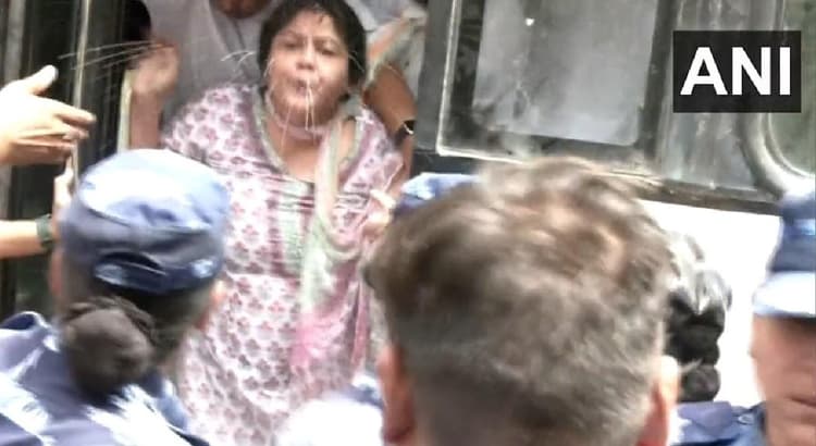 National Herald Case: विरोध प्रदर्शन के दौरान महिला कांग्रेस अध्यक्ष ने सुरक्षाकर्मियों पर थूका