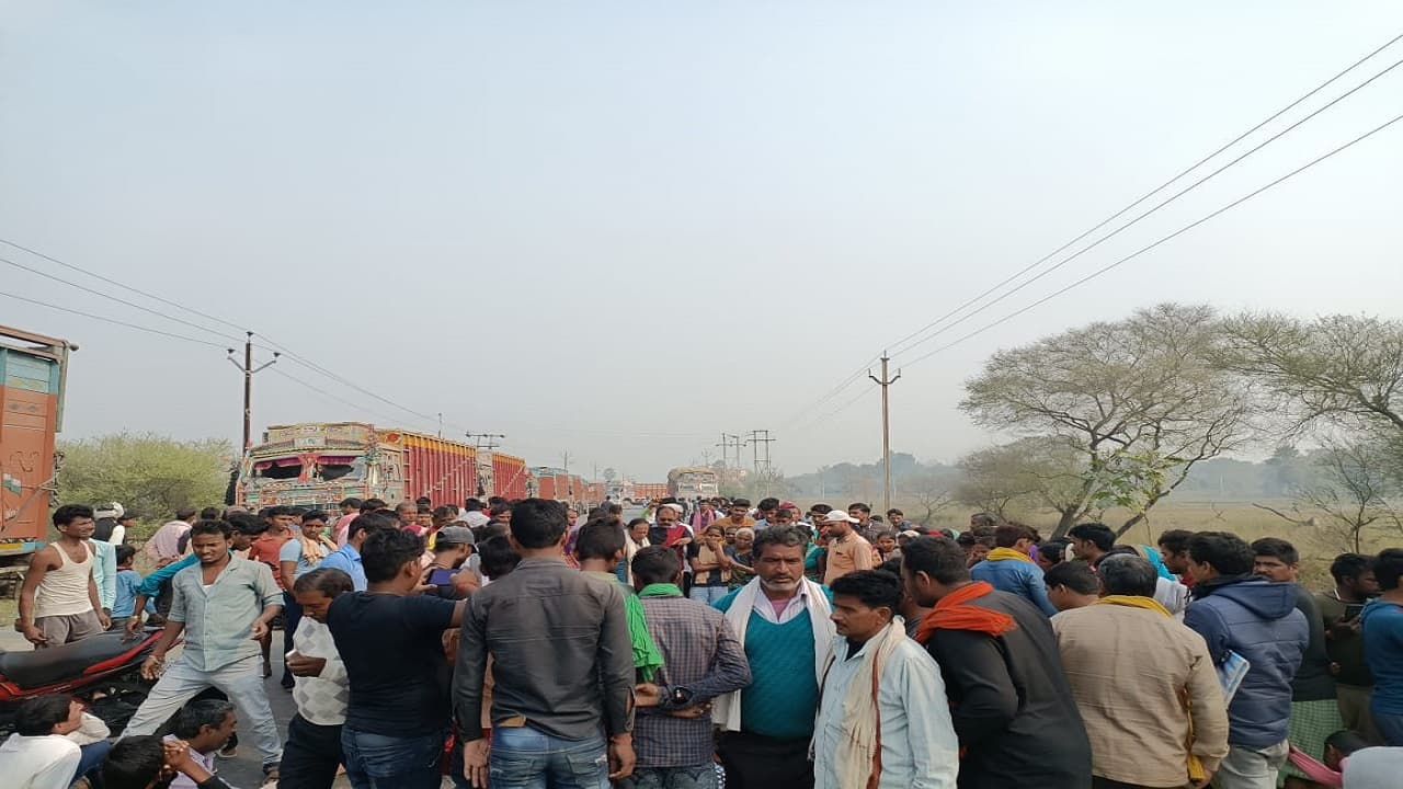 Bihar News: छपरा में भीषण सड़क हादसा, पिकअप और बाइक की टक्कर में दो की मौत, विरोध में सड़क जाम