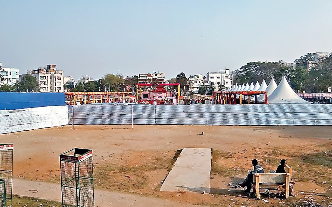 राजधानी रांची में मैदानों का हाल बदहाल, बच्चों को खेलने - कूदने के लिए नहीं मिल रही जगह