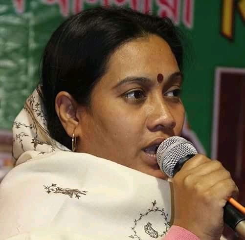 Bengal Chunav 2021: TMC उम्मीदवार का चुनाव प्रचार, फिरदौसी के हाथ में बल्ला, BJP का तंज- रिजल्ट निकलने के बाद खेलेंगी LUDO