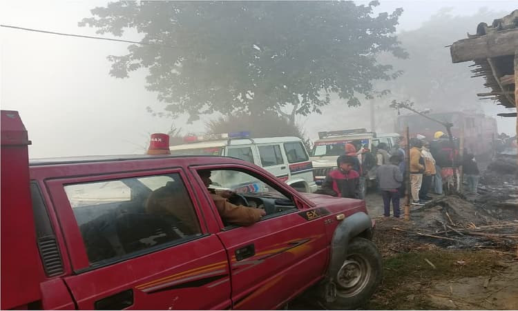 पूर्वी चंपारण में बिजली के शार्ट सर्किट से लगी आग, नौ घर व लाखों की संपत्ति जलकर राख