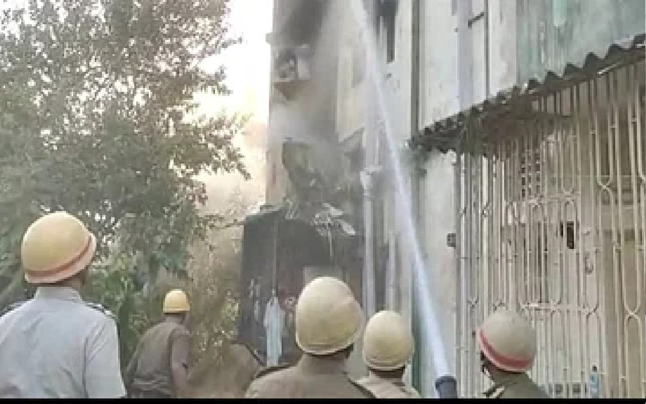 बंगाल में दो अलग-अलग जगहों पर लगी आग, सिविक वॉलेंटियर की मौत, वृद्धा झुलसी बंगाल में दो अलग-अलग जगहों पर लगी आग, सिविक वॉलेंटियर की मौत, वृद्धा झुलसी