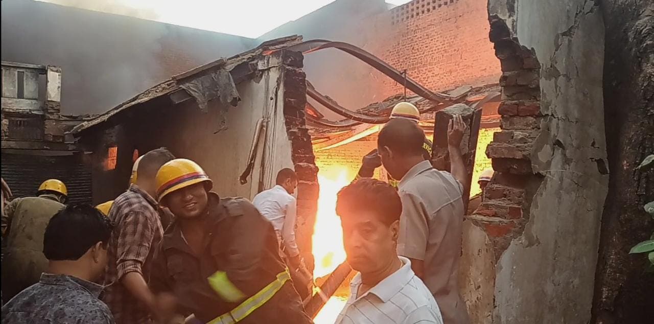 Agra News: आगरा के केमिकल फैक्ट्री में लगी भीषण आग, लाखों का सामान जलकर खाक, जांच में जुटी पुलिस Agra News: आगरा के केमिकल फैक्ट्री में लगी भीषण आग, लाखों का सामान जलकर खाक, जांच में जुटी पुलिस