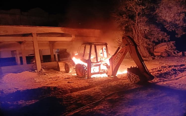 Naxal News: सिमडेगा में PLFI ने 2 वाहनों को किया आग के हवाले, छोड़ा पर्चा, इलाके में दहशत