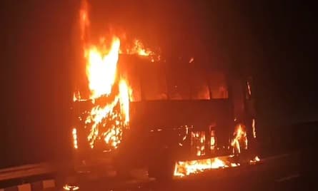 Etawah News: इटावा में यात्रियों से भरी बस में लगी भीषण आग, सारा सामान जलकर खाक, बाल-बाल बचे 17 मजदूर