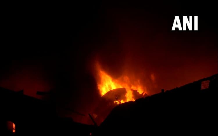 कोलकाता के एस्की मूवीज स्टूडियो में लगी भीषण आग, दमकल की 15 गाड़ियों की बदौलत काबू पाया जा सका