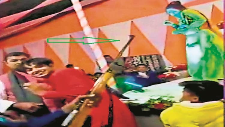 Bihar: भोजपुरी गाने पर थिरकती डांसर की ओर राइफल घुमाकर हर्ष फायरिंग, टला बड़ा हादसा, वीडियो वायरल