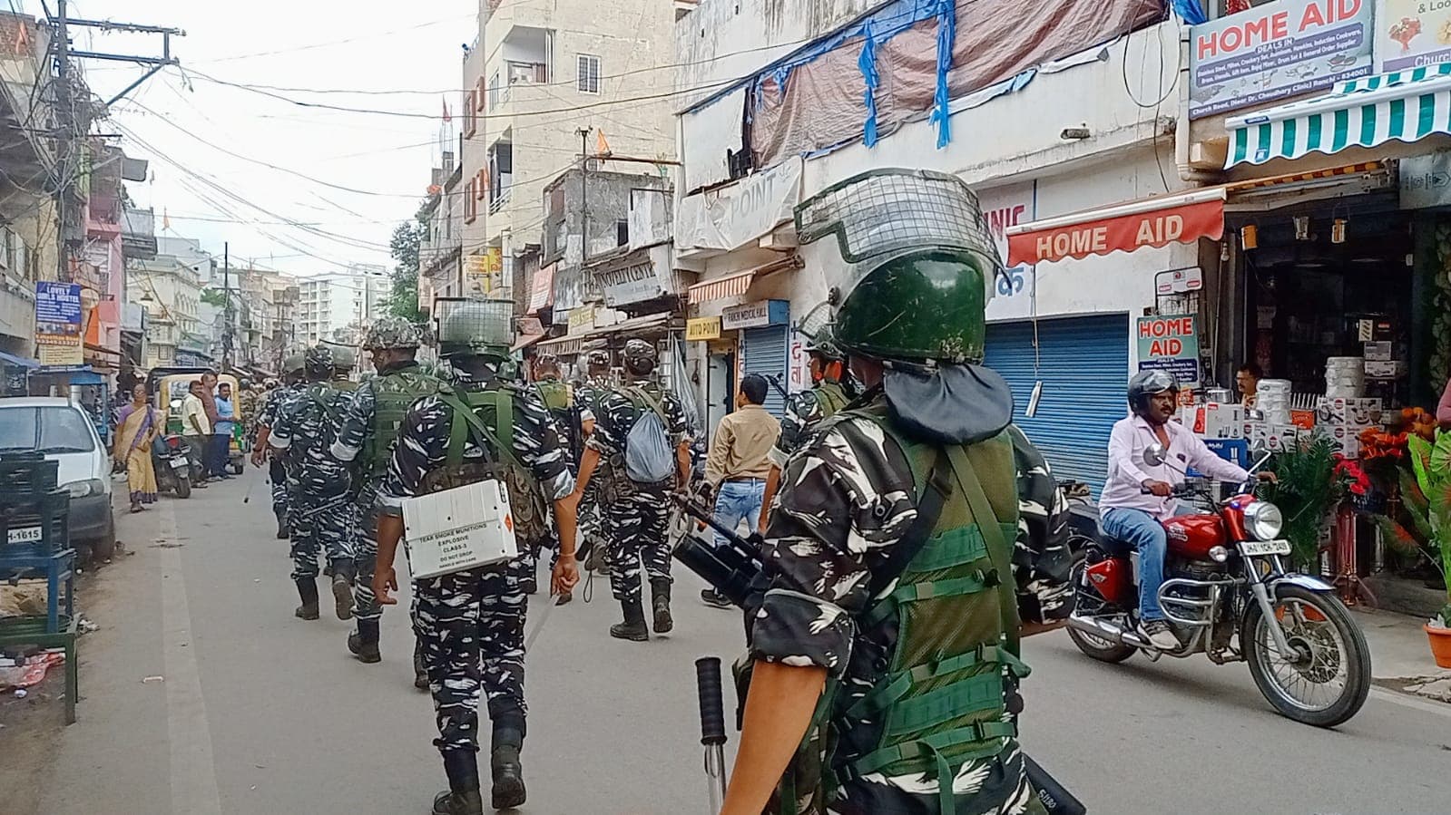 VIDEO: मुहर्रम का ताजिया निकलने से पहले रांची में पुलिस ने किया फ्लैग मार्च