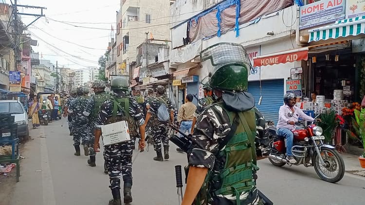 VIDEO: मुहर्रम का ताजिया निकलने से पहले रांची में पुलिस ने किया फ्लैग मार्च