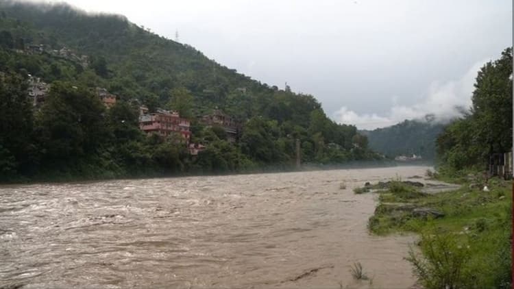 हिमाचल प्रदेश में बारिश से हाहाकार : मंडी में बाढ़ से बह गईं कई गाड़ियां