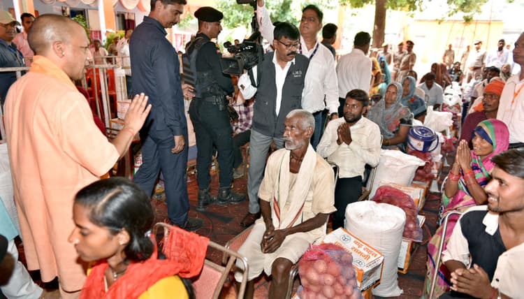 UP Flood: सीएम योगी ने किया गोरखपुर और महाराजगंज में बाढ़ वाले क्षेत्र का सर्वे, देखें हर्जाने की सूची