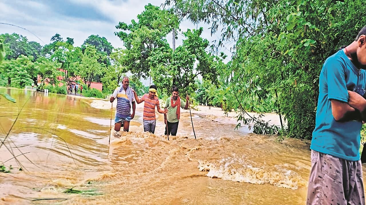 बिहार की नदियों में उफान से गहराने लगा बाढ़ का संकट, सड़क पर पानी चढ़ने से ग्रामीण इलाकों का टूटा संपर्क