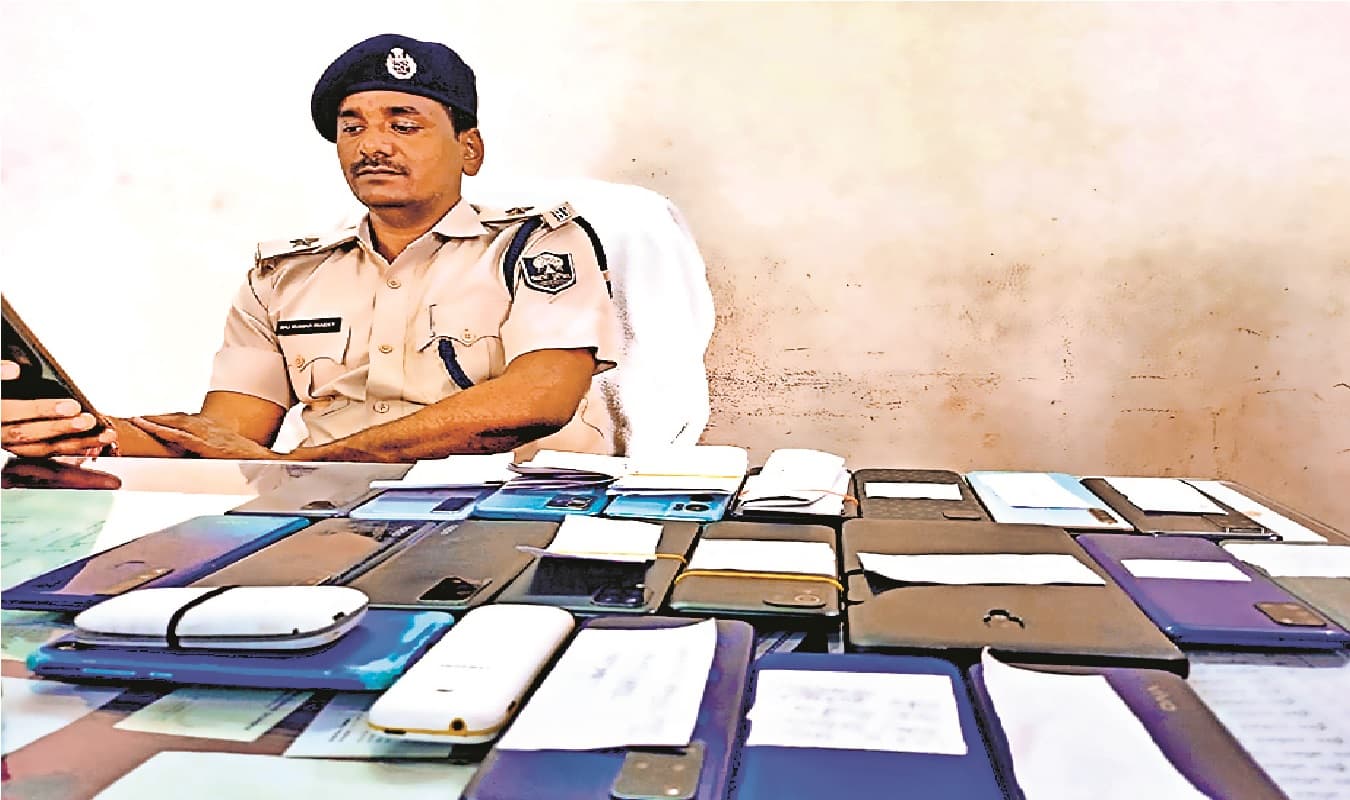 पटना से महनार तक पुलिस की छापेमारी में 24 फोन व एक टैब बरामद, आस छोड़ चुके लोगों को सिटी एसपी ने सौंपा मोबाइल