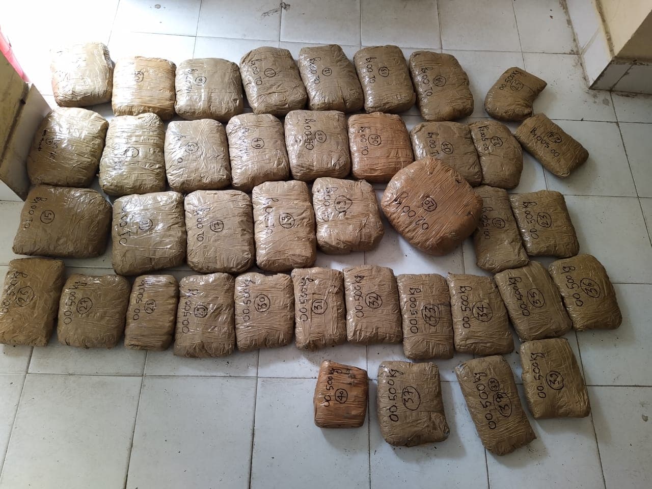 Jharkhand Crime News : झारखंड में थम नहीं रही गांजा की तस्करी, रांची में वाहन जांच के दौरान गांजा के साथ गाड़ी जब्त, फरार हुए तीनों तस्कर