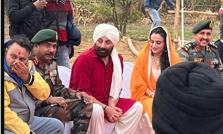 सनी देओल और अमीषा पटेल ने शुरू की 'Gadar 2' की शूटिंग, सामने आई तारा सिंह और सकीना की पहली तसवीर