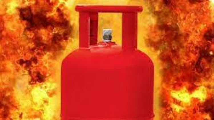 Kaimur में खाना बनाने के दौरान रसोई गैस में लगी भीषण आग, छह माह की बच्ची समेत चार लोग झुलसे