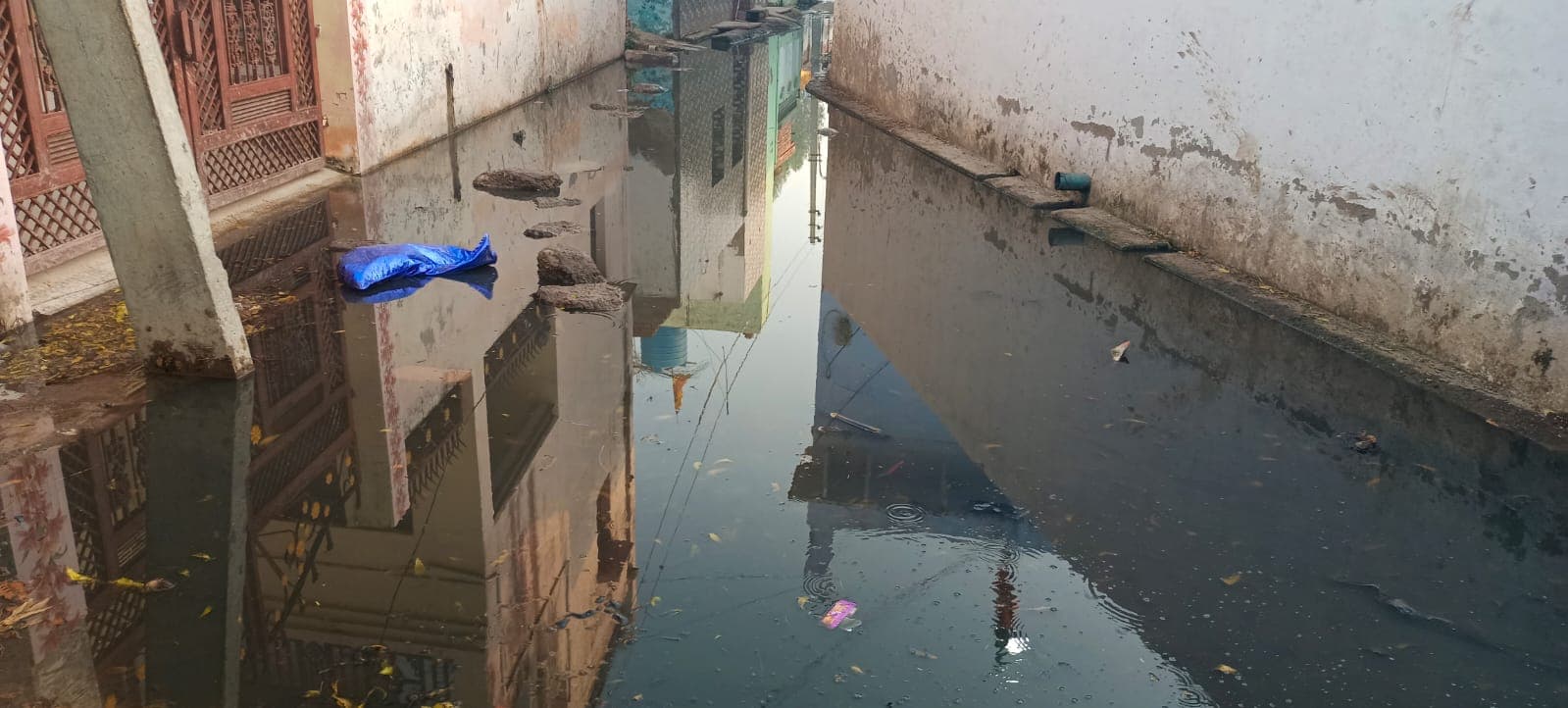 Agra News: नगर निगम की सीमा के अंतिम गांव में तालाब हुआ ओवरफ्लो, गंदे पानी की वजह से घरों में कैद हुए लोग