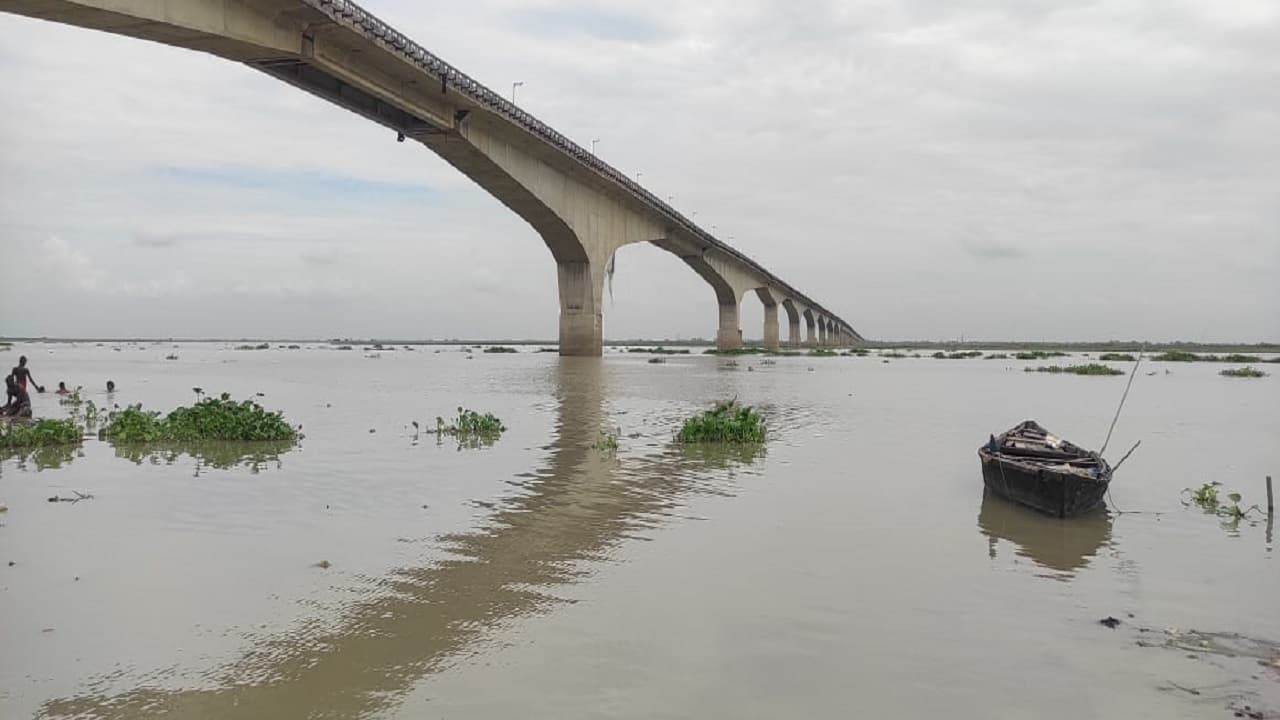 बिहार: खतरे के निशान के करीब पहुंचा गंगा का जलस्तर, घाट पर बना तेज धारा का दवाब, लोगों में दहशत