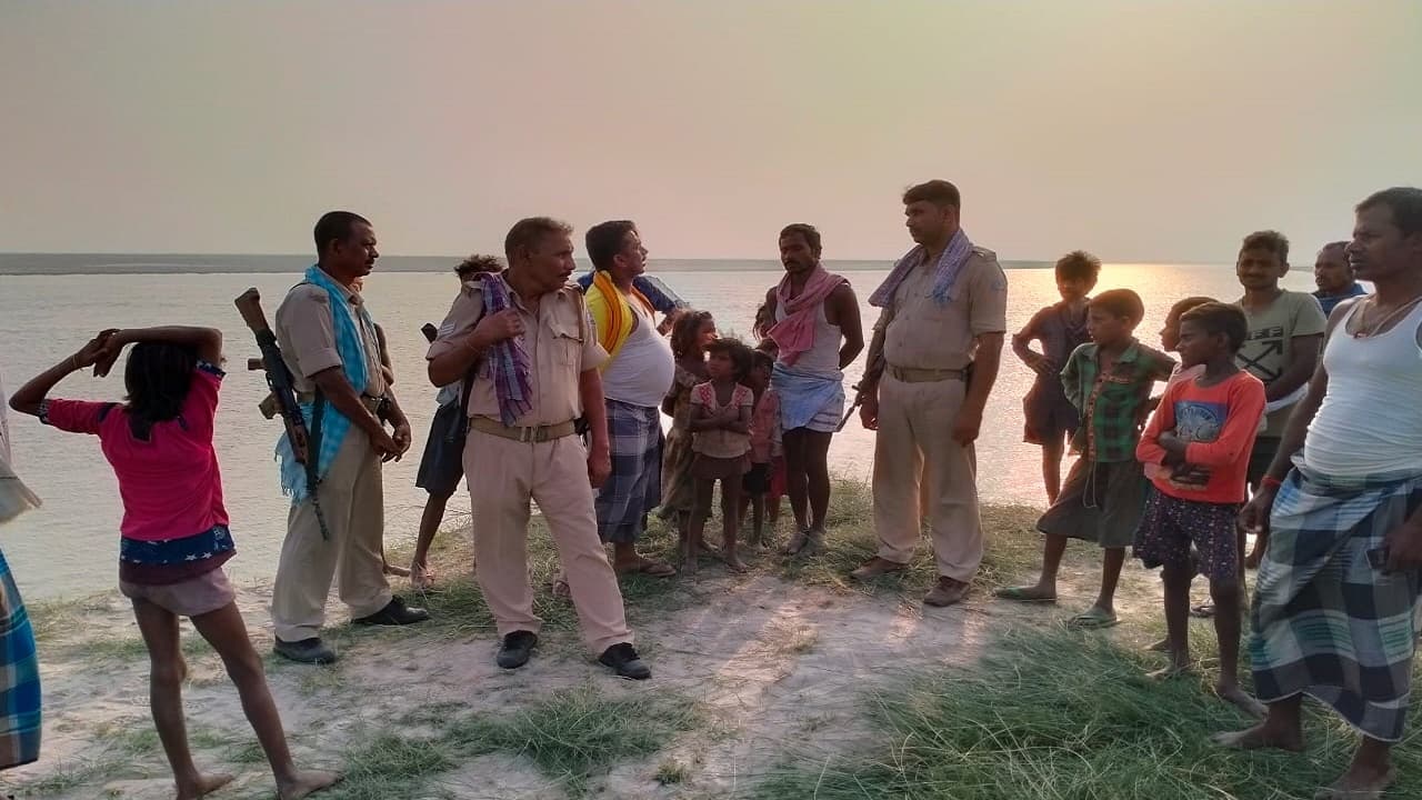 Jharkhand News: नाव से घास लाने जा रहीं 4 महिलाएं गंगा में डूबीं, दो तैरकर बाहर निकलीं, दो की तलाश जारी Jharkhand News: नाव से घास लाने जा रहीं 4 महिलाएं गंगा में डूबीं, दो तैरकर बाहर निकलीं, दो की तलाश जारी