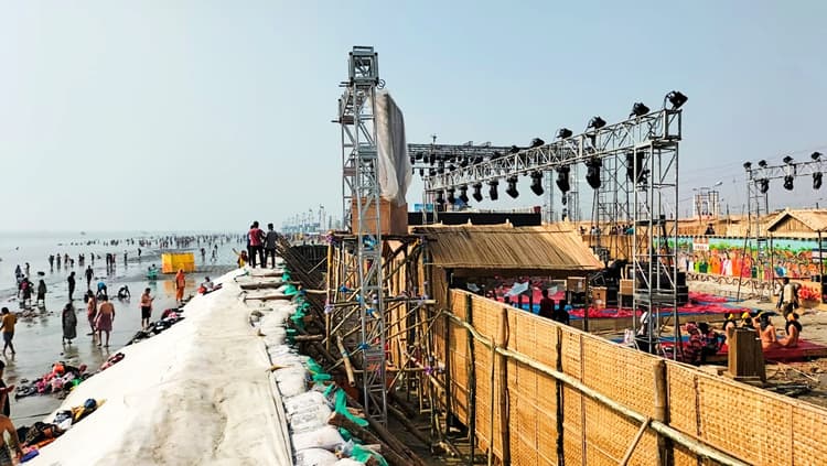 गंगासागर मेला में दूसरे दिन पहुंचे करीब एक लाख श्रद्धालु