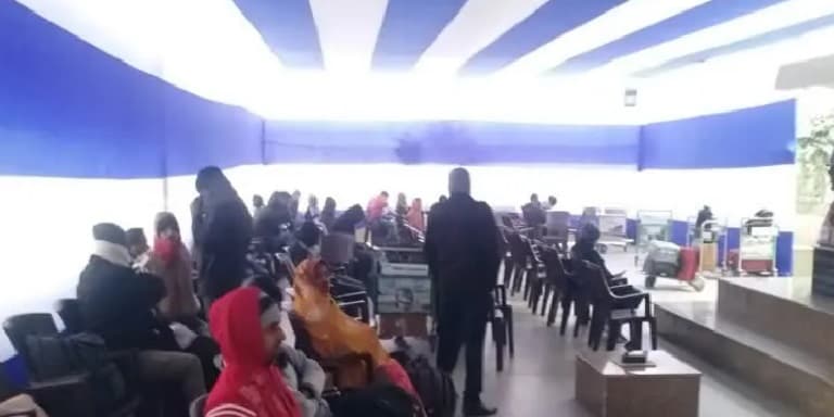 पटना एयरपोर्ट पर इस ठंड में बना टेंट का वेटिंग हॉल, दरभंगा एयरपोर्ट की तरह लगी प्लास्टिक की कुर्सी