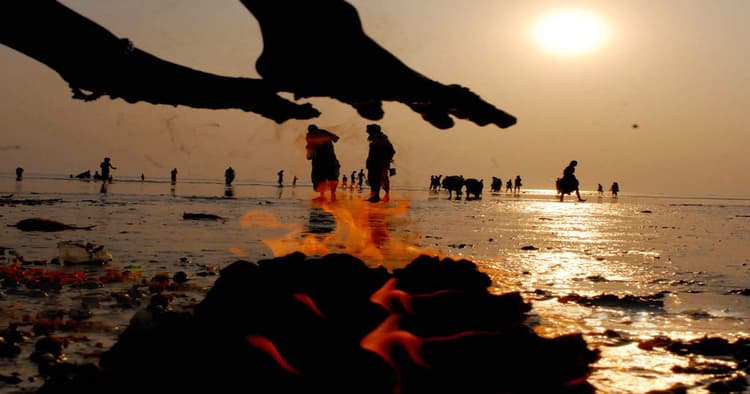 खतरे में गंगा सागर : डूब रहा सागरद्वीप, 52 वर्ष में 31 वर्ग किमी जमीन व 3 कपिल मुनि मंदिर समुद्र में समाये