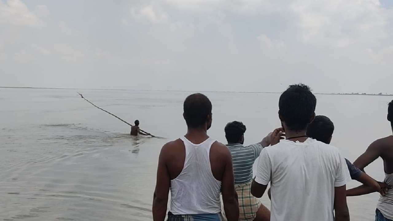 बिहार: आपसी विवाद में पति-पत्नी की कुएं में डूबकर मौत, बेटे से झगड़कर पिता ने पुल से गंगा में लगायी छलांग..