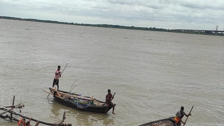 Ganga Erosion Control: गंगा के निचले इलाकों का नाव से निरीक्षण,मंत्री केदार प्रसाद गुप्ता का बड़ा ऐलान