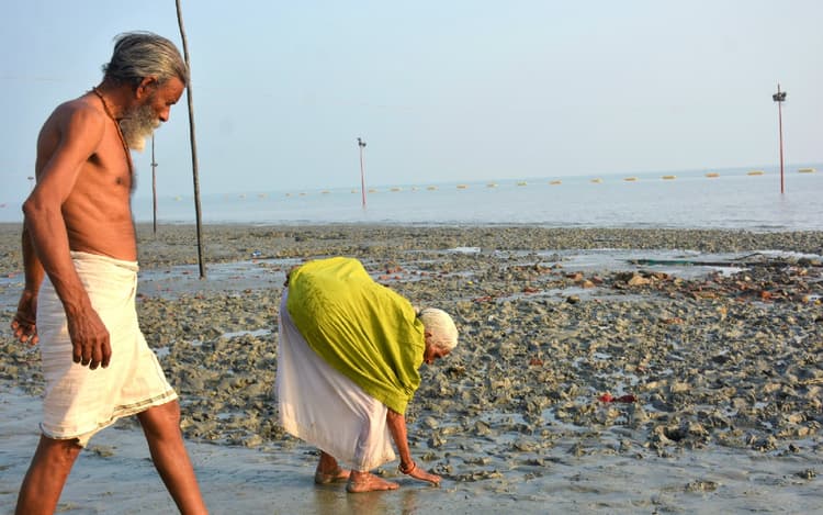 सागरद्वीप : इस बार आस्था की डुबकी लगाना नहीं होगा आसान, तट पर लगा दलदली मिट्टी का अंबार