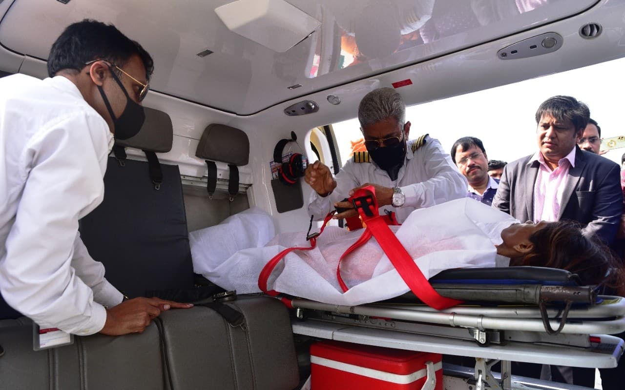 गंगासागर से पहली बार एक महिला को किया गया एयरलिफ्ट, उत्तर प्रदेश की चंद्रावती को लाया गया कोलकाता